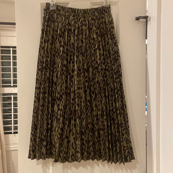 Pleated olive leopard animal print midi skirt - Picture 3 of 3